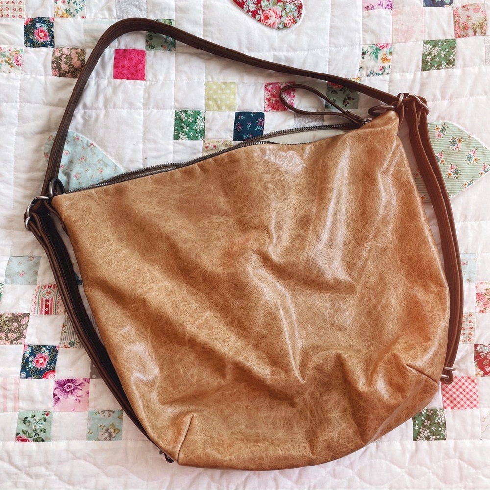 ROUGH & TUMBLE > Plain Front Hobo in Field Leather